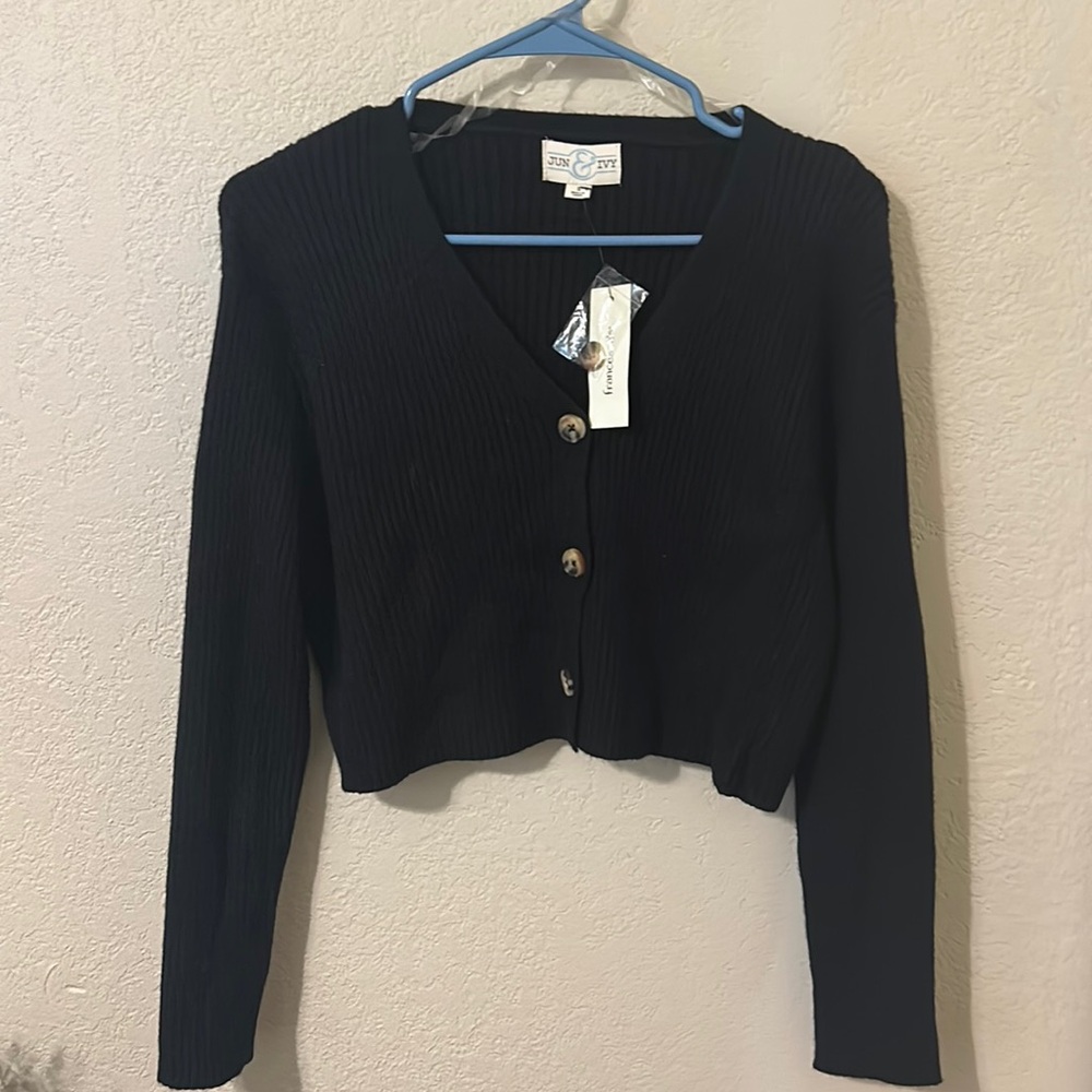 Black cropped buttoned up cardigan from Francesca‘s